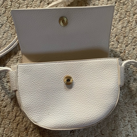 SUPER CUTE WHITE PURSE - Picture 2 of 5